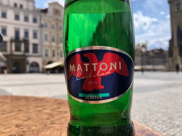 Praga República Checa Julio 2020 Mattoni Carlsbad Botella Agua Mattoni — Foto de Stock
