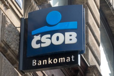 Prag, Çek Cumhuriyeti - 23 Temmuz 2020: CSOB işareti. Ceskoslovenska obchodni banka Çek Cumhuriyeti 'nde faaliyet gösteren en büyük ticari bankalardan biridir.