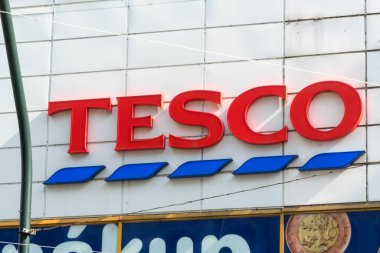 Prag, Çek Cumhuriyeti - 23 Temmuz 2020: Tesco hipermarket, İngiliz çokuluslu bakkaliye ve genel ticaret perakendecisi