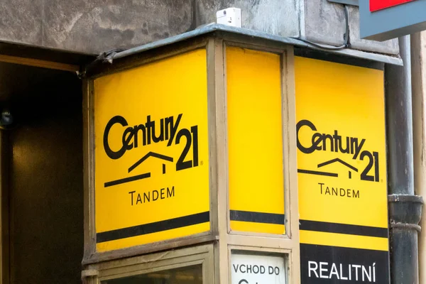 Prag, Çek Cumhuriyeti - 23 Temmuz 2020: CENTURY 21. Emlak Ajansı
