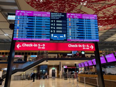 Berlin, Almanya - 18 Şubat 2022: Berlin Brandenburg Havalimanı Willy Brandt 'teki Elektronik Uçuş Zaman Çizelgesi