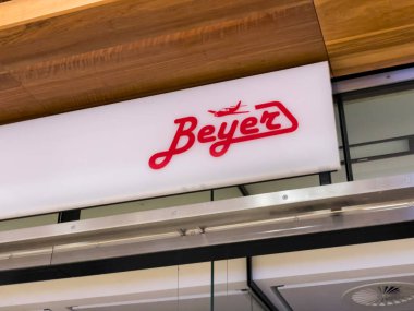 Berlin, Almanya - 18 Şubat 2022: Beyer Havaalanı Hizmetleri, Amerikan şirketi Uçak Kurtarma ve İtfaiye Hizmetleri (ARFF) Ekipmanı ve Kar Temizleme Ekipmanı