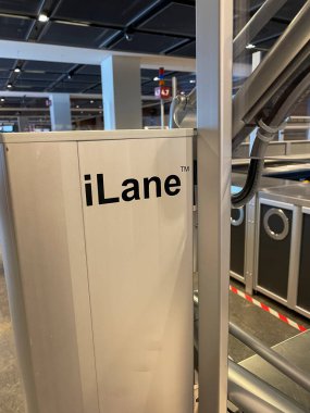 Berlin, Almanya - 18 Şubat 2022: iLane.evo Smiths Algılama, akıllı otomatik tepsi geri dönüş sistemi, modüler kontrol tepsisi işleme sistemi