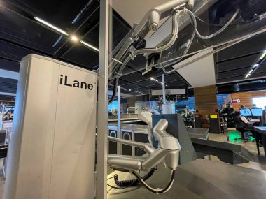 Berlin, Almanya - 18 Şubat 2022: iLane.evo Smiths Algılama, akıllı otomatik tepsi geri dönüş sistemi, modüler kontrol tepsisi işleme sistemi