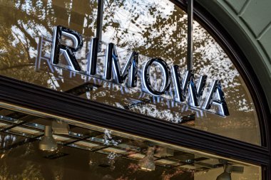 Prag, Çek Cumhuriyeti - 23 Temmuz 2020: Rimowa mağaza tabelası, yüksek kaliteli bagaj üreticisi