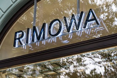 Prag, Çek Cumhuriyeti - 23 Temmuz 2020: Rimowa mağaza tabelası, yüksek kaliteli bagaj üreticisi