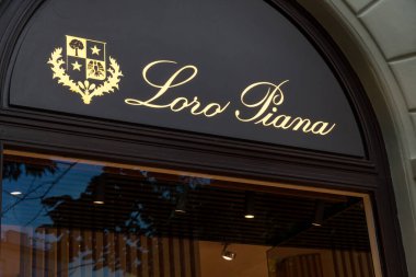 Prag, Çek Cumhuriyeti - 23 Temmuz 2020: Loro Piana mağazasının dışı. Loro Piana, lüks kaşmir ve yün ürünlerinde uzmanlaşmış bir İtalyan kumaş ve giyim şirketidir.