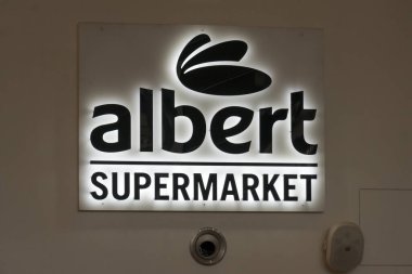 Prag, Çek Cumhuriyeti - 24 Temmuz 2020: Albert Süpermarket tabelası. Albert Ceska Republic, Çek Cumhuriyeti 'nde faaliyet gösteren Hollanda merkezli Ahold Delhaize grubunun bir bölümüdür.