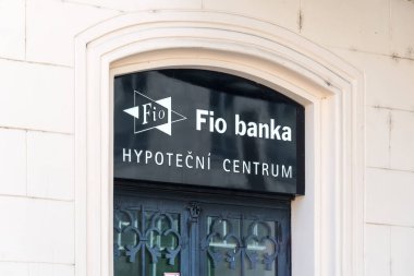 Prag, Çek Cumhuriyeti - 24 Temmuz 2020: Çek Fio Bankası şube işareti
