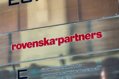 Prag, Çek Cumhuriyeti - 24 Temmuz 2020: Rovenska.Partner hukuk firmasının bayrağı