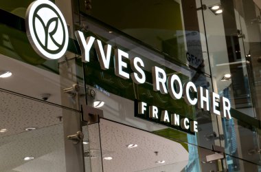 Prag, Çek Cumhuriyeti - 24 Temmuz 2020: Yves Rocher dükkanı. Yves Rocher, 1959 yılında Fransa 'da kurulan dünya çapında kozmetik ve güzellik markasıdır. Şirket, beş kıtada 88 ülkede mevcut.