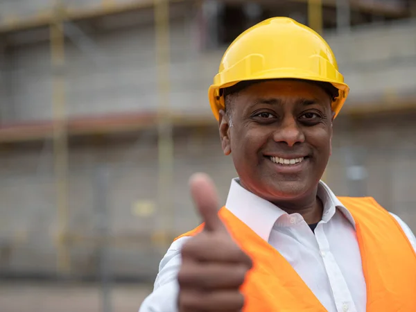 Позитивний Усміхнений Успішний Індійський Будівельник Який Дивиться Камеру Показує Пальцями — стокове фото