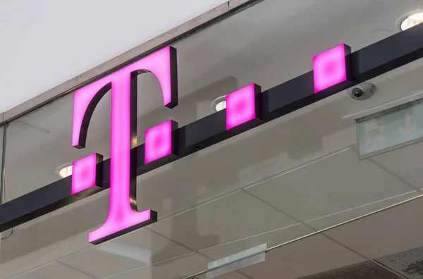 Praga República Checa Julio 2020 Señalización Deutsche Telekom Empresa Alemana Imagen De Stock