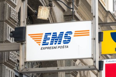 Prag, Çek Cumhuriyeti - 24 Temmuz 2020: EMS Ekspres Posta Servisi Bayrağı