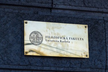 Prag, Çek Cumhuriyeti - 25 Temmuz 2020: Çek Cumhuriyeti 'nin en eski ve en büyük üniversitesi olan Charles Üniversitesi Felsefe Fakültesi Plaketi