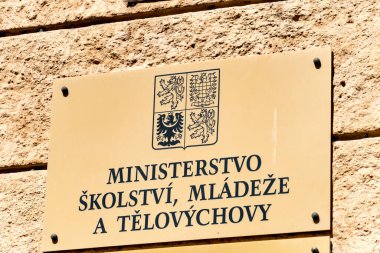 Prag, Çek Cumhuriyeti - 25 Temmuz 2020: Çek Cumhuriyeti Eğitim, Gençlik ve Spor Bakanlığı Plaketi (Ministerstvo kolstva, mldee a telovchovy eskej republiky)