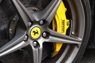 Prag, Çek Cumhuriyeti - 25 Temmuz 2020 Ferrari amblemi. Ferrari SpA, İtalyan spor otomobil üreticisi. Şirket, Enzo Ferrari tarafından 1940 yılında kuruldu.