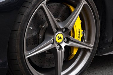 Prag, Çek Cumhuriyeti - 25 Temmuz 2020 Ferrari amblemi. Ferrari SpA, İtalyan spor otomobil üreticisi. Şirket, Enzo Ferrari tarafından 1940 yılında kuruldu.