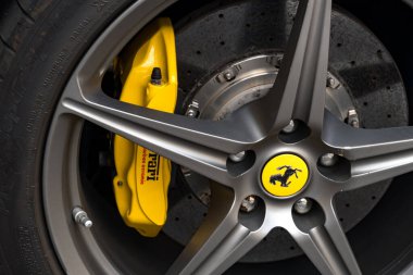 Prag, Çek Cumhuriyeti - 25 Temmuz 2020 Ferrari amblemi. Ferrari SpA, İtalyan spor otomobil üreticisi. Şirket, Enzo Ferrari tarafından 1940 yılında kuruldu.