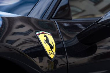 Prag, Çek Cumhuriyeti - 25 Temmuz 2020 Ferrari amblemi. Ferrari SpA, İtalyan spor otomobil üreticisi. Şirket, Enzo Ferrari tarafından 1940 yılında kuruldu.
