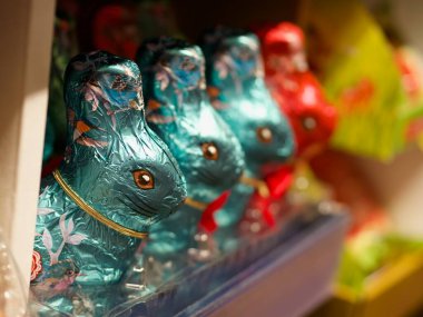 Berlin, Almanya - 12 Nisan 2022 Reber Paskalya Tavşanı. 1865 'te Peter Reber tarafından açılan bu Münih merkezli şekerleme şirketi en çok tatlı Reber Mozart-Kugeln' i ile tanınıyor.