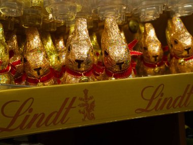 Berlin, Almanya - 12 Nisan 2022 Lindt Gold Bunny. Altın rengi kurdeleli ve altın çanlı Lindt Paskalya çikolatası.