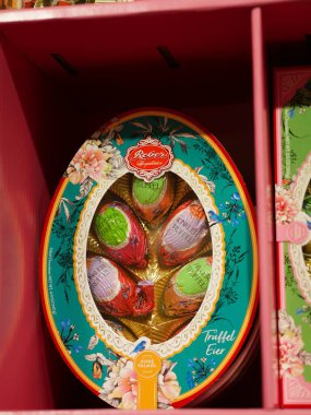 Berlin, Almanya - 12 Nisan 2022 Reber mantar yumurtaları. 1865 'te Peter Reber tarafından açılan bu Münih merkezli şekerleme şirketi en çok tatlı Reber Mozart-Kugeln' i ile tanınıyor.