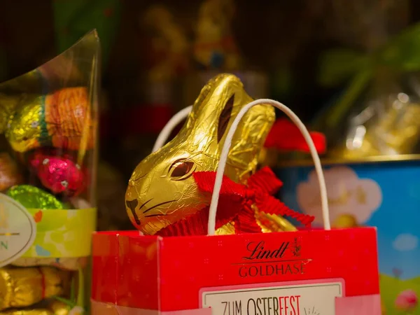 Berlin, Almanya - 12 Nisan 2022 Lindt Gold Bunny. Altın rengi kurdeleli ve altın çanlı Lindt Paskalya çikolatası.