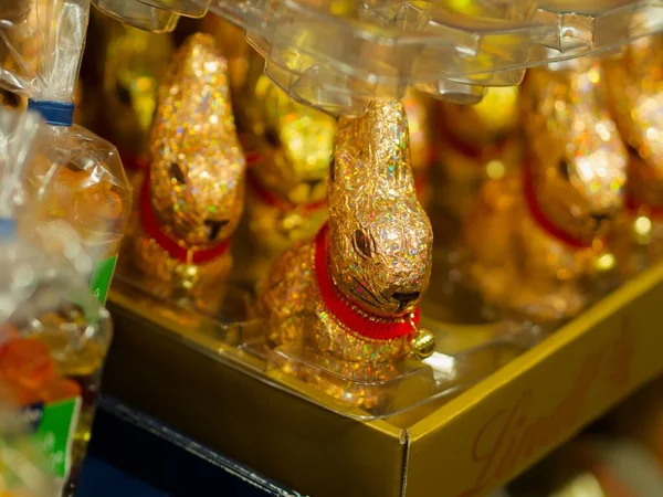 Berlin, Almanya - 12 Nisan 2022 Lindt Gold Bunny. Altın rengi kurdeleli ve altın çanlı Lindt Paskalya çikolatası.