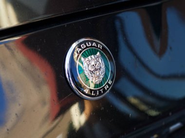Roma, İtalya - 14 Mayıs 2022 Jaguar 4 Litre amblemi. Jaguar, Whitley, Coventry, İngiltere merkezli çok uluslu bir araba üreticisi olan Jaguar Land Rover 'ın lüks bir markasıdır.