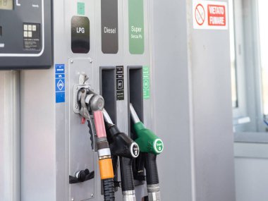 Roma, İtalya - 31 Mayıs 2022: Bir benzin istasyonunda LPG, Diesel B7 ve Super E5 yakıt pompaları