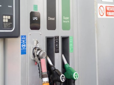 Roma, İtalya - 31 Mayıs 2022: Bir benzin istasyonunda LPG, Diesel B7 ve Super E5 yakıt pompaları