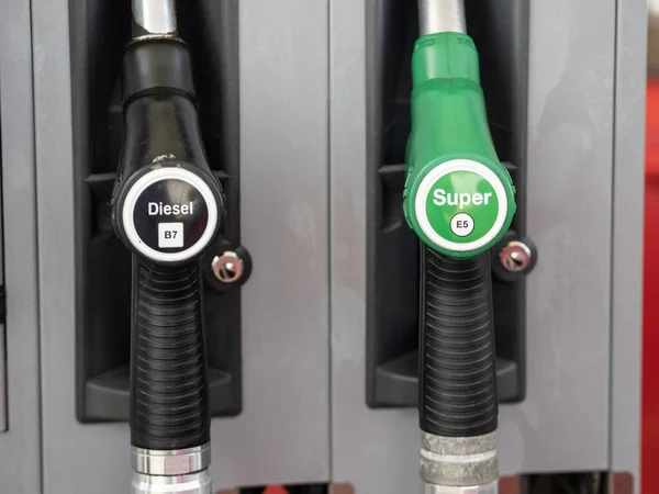 意大利罗马 2022年5月31日 不同类型柴油B7和Super E5的燃料泵喷嘴在加油站 图库图片