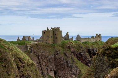 Dunnottar Şatosu, İskoçya 'nın kuzeydoğu kıyısında Stonehaven, Aberdeenshire yakınlarında bulutlu bir bahar havasında kayalık bir burunda bulunan bir ortaçağ kalesi.