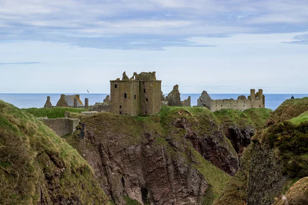 Dunnottar Şatosu, İskoçya 'nın kuzeydoğu kıyısında Stonehaven, Aberdeenshire yakınlarında bulutlu bir bahar havasında kayalık bir burunda bulunan bir ortaçağ kalesi.