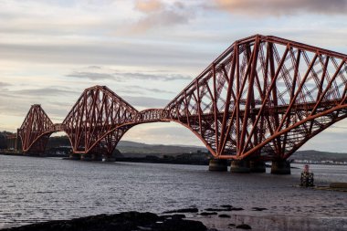 Edinburgh 'daki Forth Bridge Bulutlu bahar havasında Güney' den görüldüğü gibi.