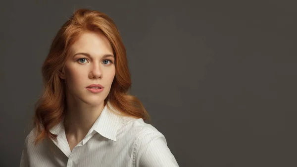Mladá Zrzka Bílém Tričku Žena Model Studio Portrét Izolovaný Pevném Stock Obrázky