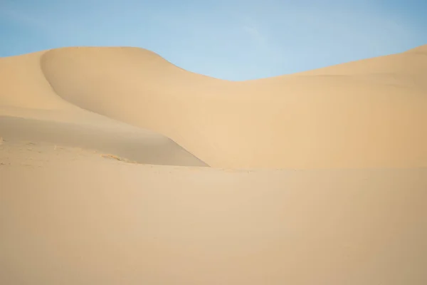 Песчаная дюна против голубой — стоковое фото