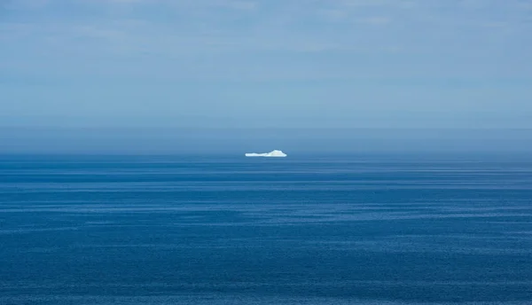 Iceberg Στο Βόρειο Ατλαντικό Ακτή Λαμπραντόρ — Φωτογραφία Αρχείου