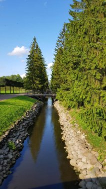 Parktaki kanalın manzarası.