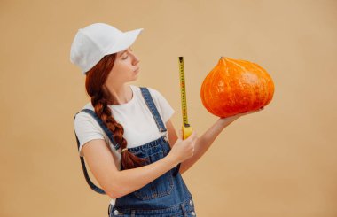 Mezgit şapkalı çiftçi kadın balkabağı hasadı büyüklüğünde..