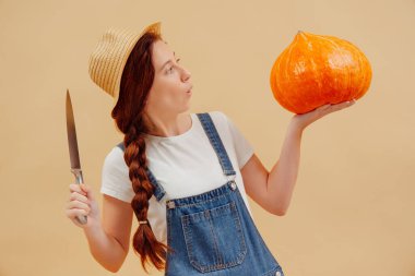 Büyük bir balkabağı büyüklüğünde bıçaklı bir kadın..