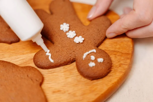 Christmas gingerbread is decorated with white glaze. — Stock Photo, Image