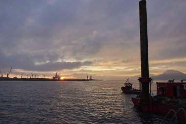 Rıhtımda ve rıhtımda çalışan bir gemi var.