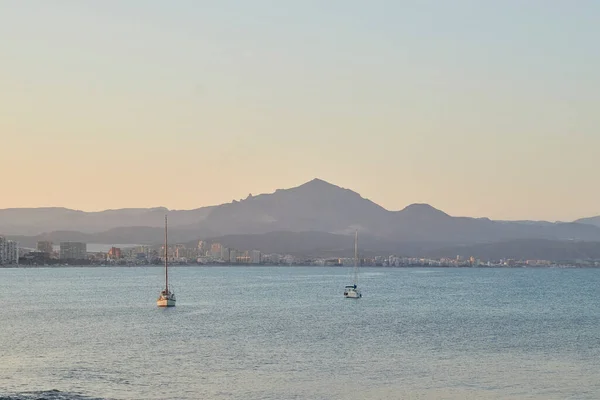 Båtar Förankrade Alicantes Vik — Stockfoto