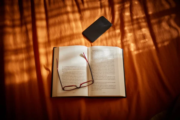 Libri Vetri Sul Letto — Foto Stock