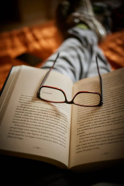 Libro Lectura Distinto Cama Con Gafas — Foto de Stock