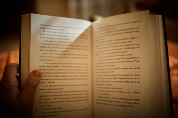 Libro Lectura Distinto Cama — Foto de Stock