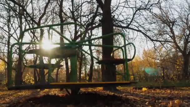 秋空のメリーゴーランドの終わり — ストック動画