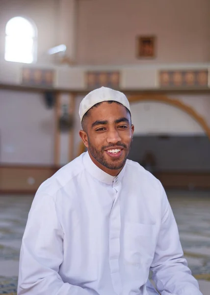 モスクで笑っているイスラム教徒の男 — ストック写真